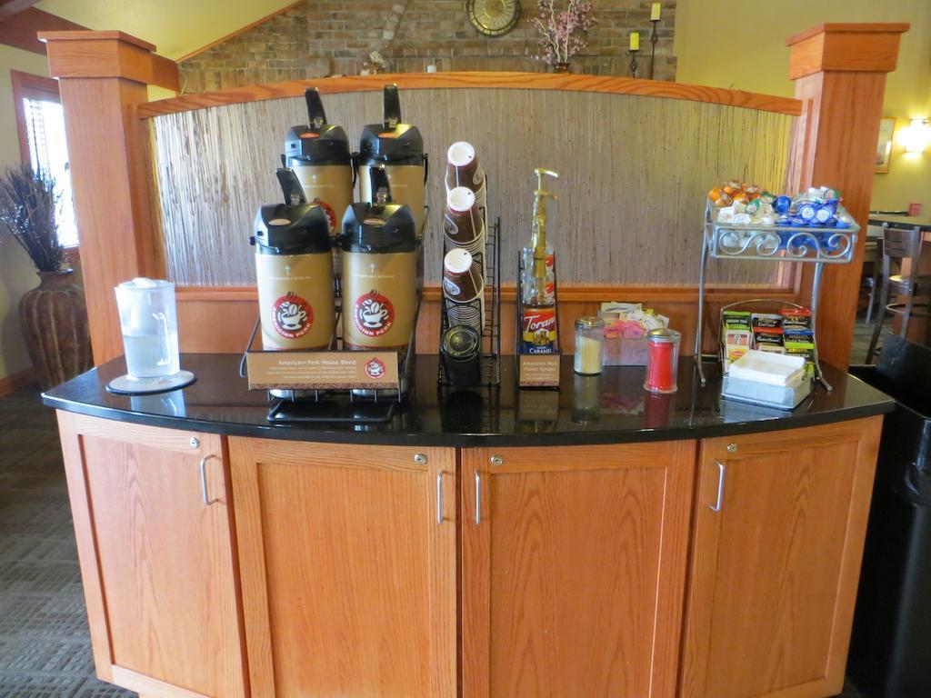 Americinn By Wyndham Baldwin Bagian luar foto