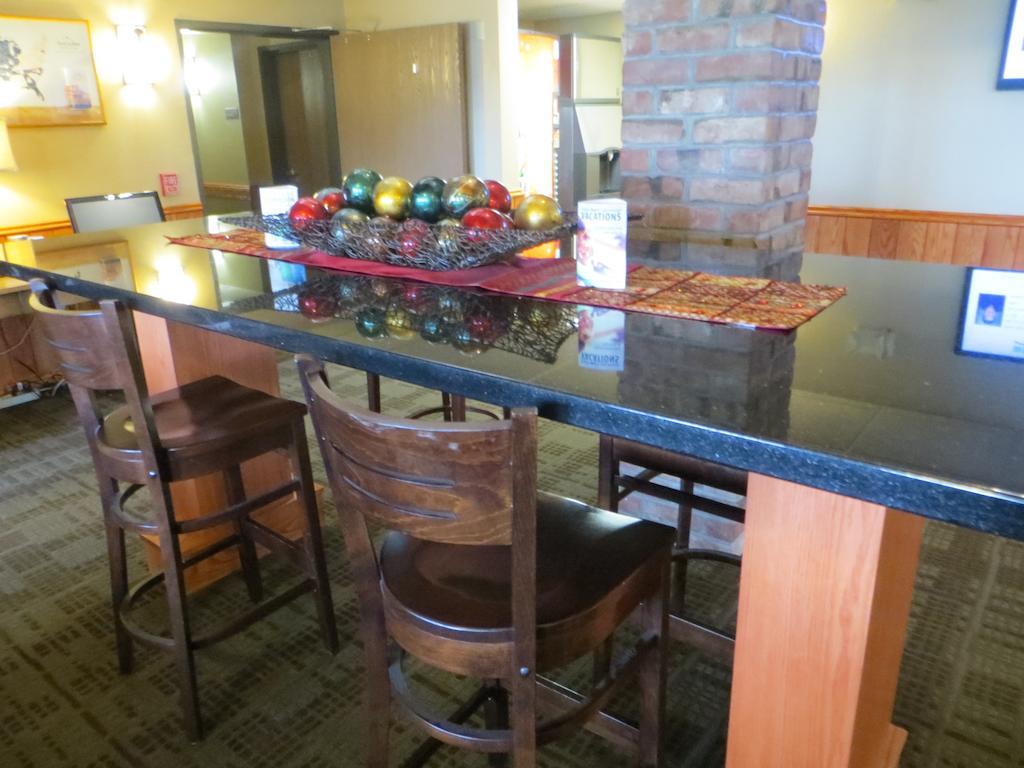 Americinn By Wyndham Baldwin Bagian luar foto