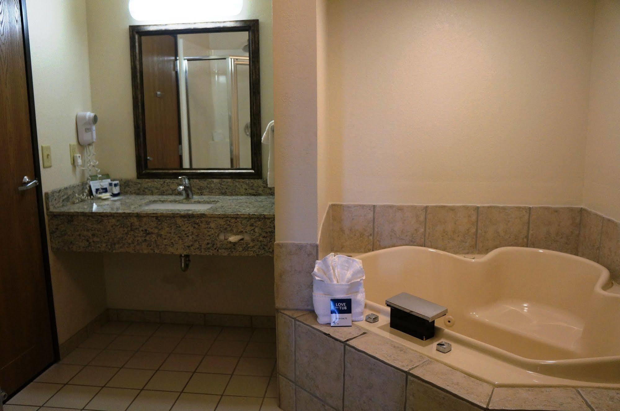 Americinn By Wyndham Baldwin Bagian luar foto